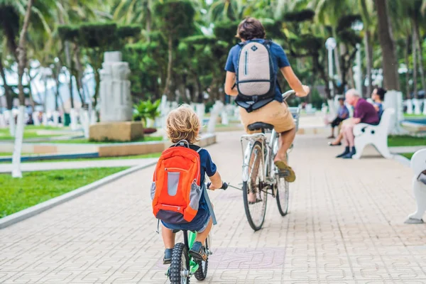 Mutlu aile açık havada bisiklet sürme 