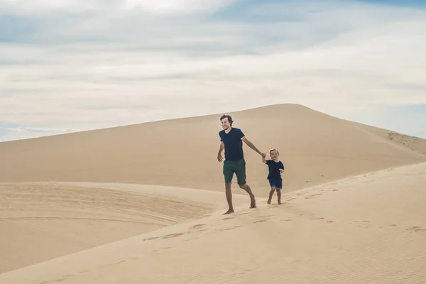 Padre e figlio nel deserto bianco — Foto Stock