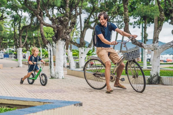 Счастливая семья ездит на велосипедах на открытом воздухе — стоковое фото