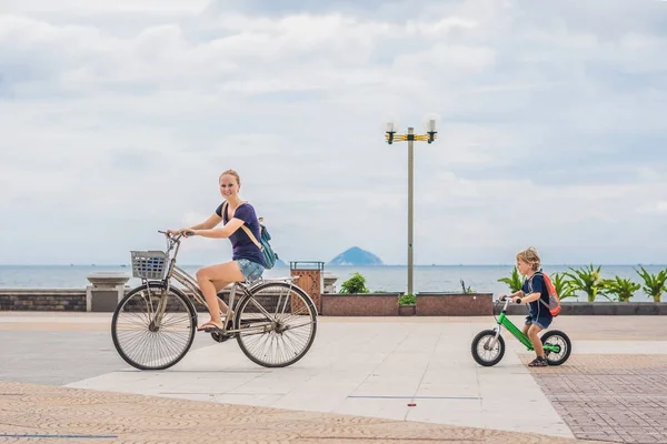 Счастливая семья ездит на велосипедах на открытом воздухе — стоковое фото