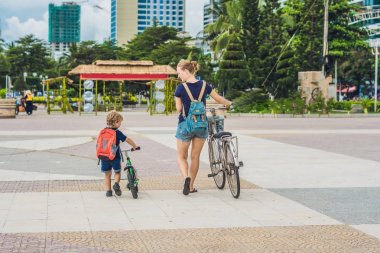 Mutlu aile açık havada bisiklet sürme 