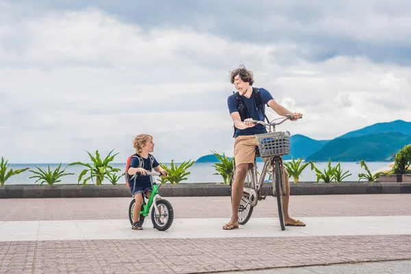 Ευτυχισμένη οικογένεια είναι ιππασία ποδήλατα στην ύπαιθρο — Φωτογραφία Αρχείου
