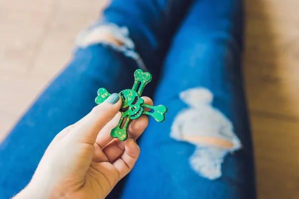 Chica adolescente juega con spinner — Foto de Stock