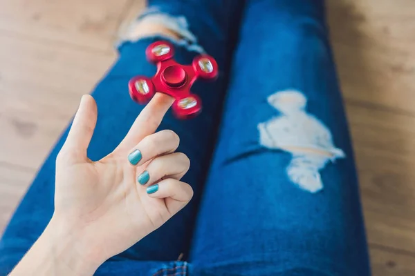 Girl teenager plays with spinner — Stock Photo, Image