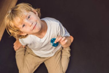 Değer değişimi ile genç çocuk oyun 