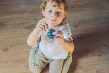 Değer değişimi ile genç çocuk oyun 