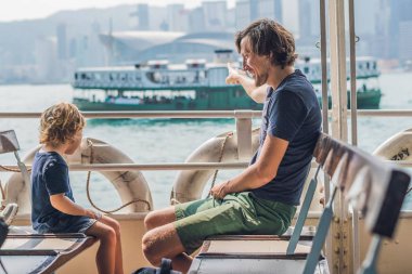 Baba ve oğul victoria Limanı üzerinden feribotla yüzmek