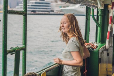 Genç kadın bir feribot Hong Kong.