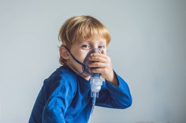 Çocuk bir Nebulizatör ile enhalasyon yapma 