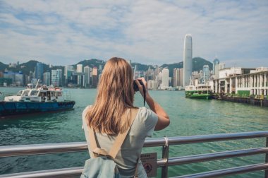 Genç kadın victoria harbor fotoğrafını çekmek 