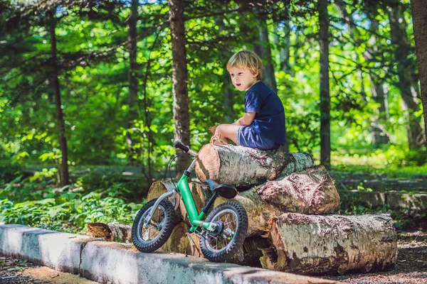 Küçük bir çocuk ve Onun Bisiklet — Stok fotoğraf