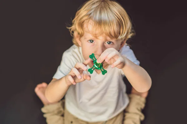 Ung pojke spela med spinner — Stockfoto