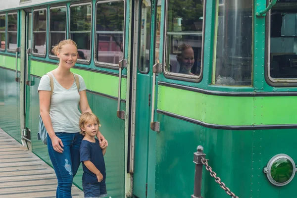 Maman et son fils vont monter dans un vieux tram. — Photo