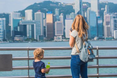 Kadın ve oğlu victoria harbor fotoğrafını çekmek 