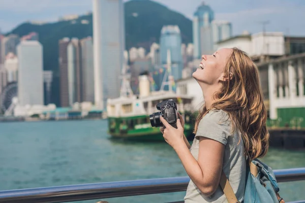 Young woman taking photos of victoria harbor — Stock Photo, Image