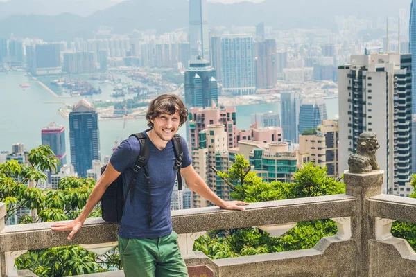 Viajero joven en la cima de Victoria —  Fotos de Stock