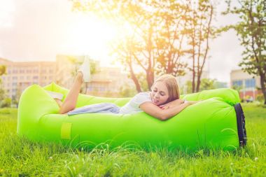 Genç kadın bir hava koltukta dinleniyor