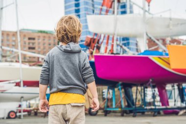 Yat ve yelkenli bakarak çocuğun