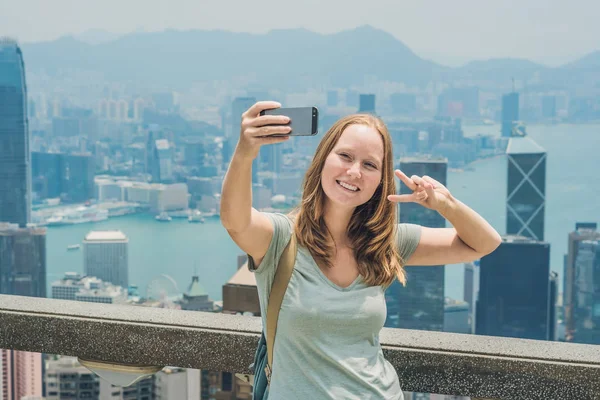 Kadın platformu üstünde tepe-in en yüksek kule ile ilgilenen, selfie alarak — Stok fotoğraf