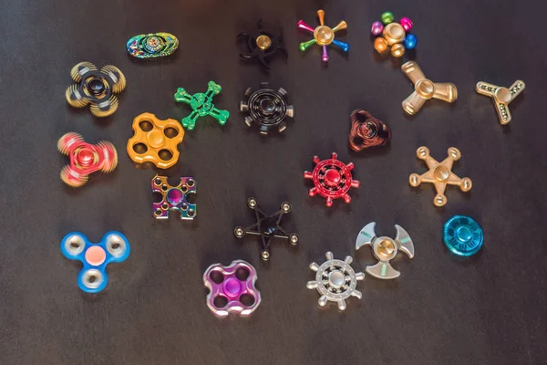 Um monte de spinners diferentes — Fotografia de Stock