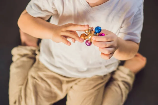 Mladý chlapec hrát s číselník — Stock fotografie