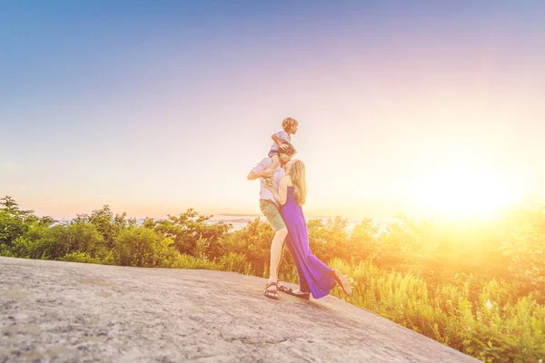 Famiglia Che Riposa Tramonto Nel Parco — Foto Stock