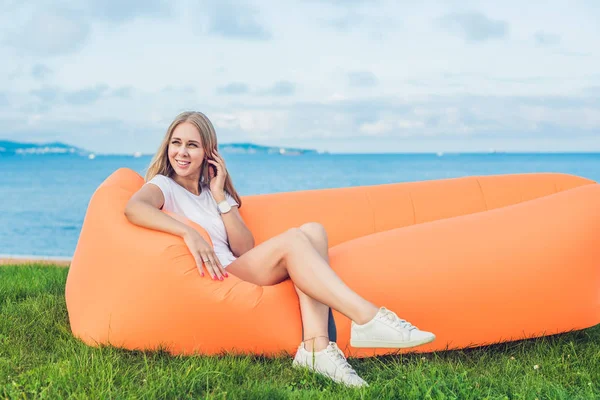 Młoda kobieta odpoczynku na kanapie powietrza — Zdjęcie stockowe