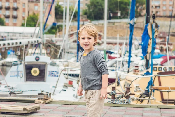 Мальчик смотрит на яхты и парусники — стоковое фото