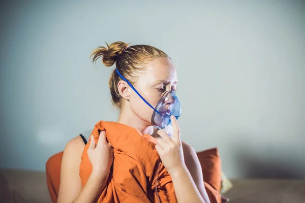 Frau mit Grippe oder Erkältungssymptomen beim Inhalieren — Stockfoto