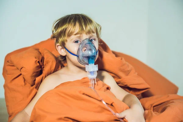 Menino fazendo inalação com um nebulizador — Fotografia de Stock