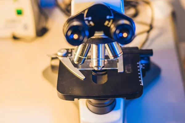 Microscopio óptico en un laboratorio biológico —  Fotos de Stock
