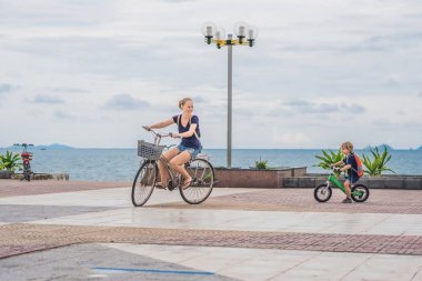 Mutlu aile açık havada bisiklet sürme 