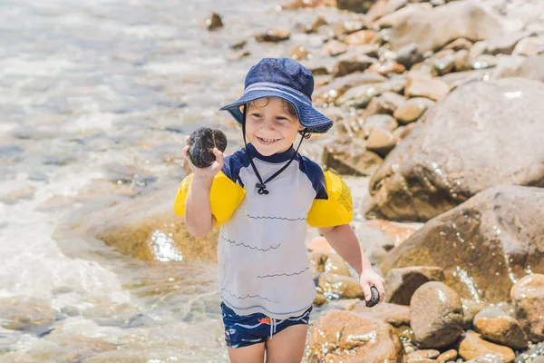 Мальчик наслаждается тропическим морем — стоковое фото