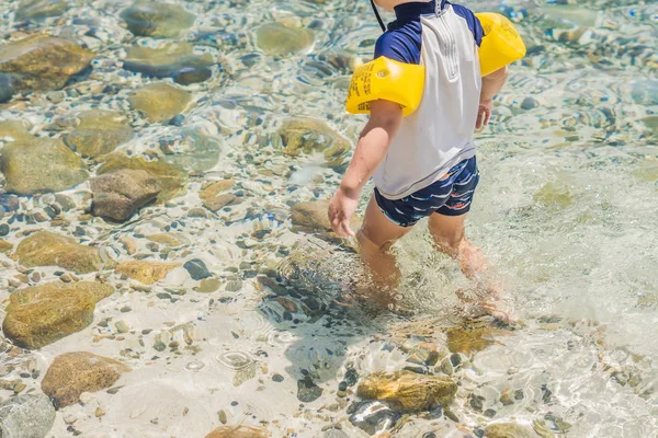 Pojken har tropiska havet — Stockfoto