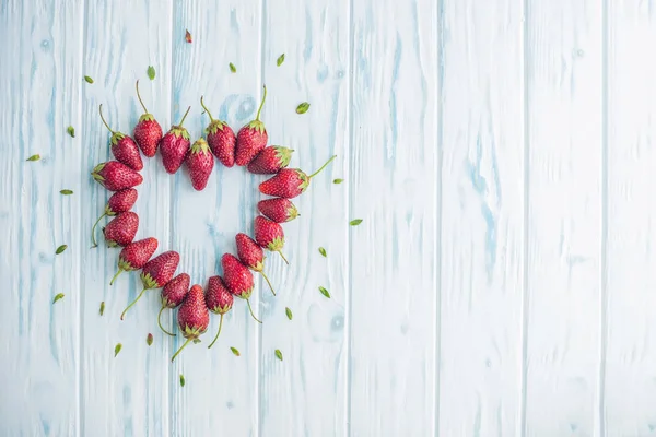 Fresas frescas matriz forma de corazón — Foto de Stock