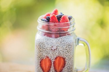 Chia puding ile sağlıklı katmanlı tatlı