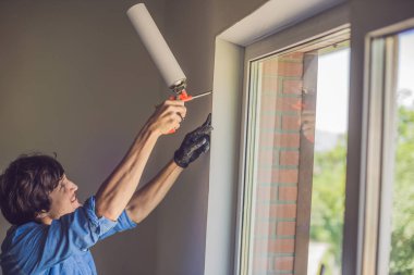 Adam pencere montaj yapar