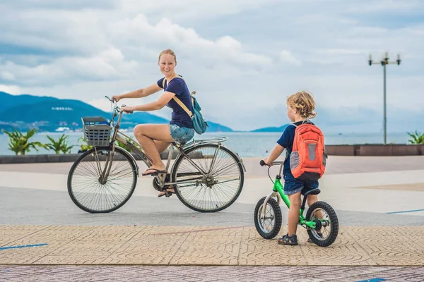 Ευτυχισμένη οικογένεια είναι ιππασία ποδήλατα στην ύπαιθρο — Φωτογραφία Αρχείου