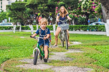 Mutlu aile açık havada bisiklet sürme 