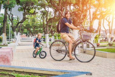 Mutlu aile açık havada bisiklet sürme 