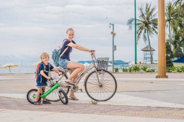 Mutlu aile açık havada bisiklet sürme 