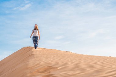rad kumlu çölde genç kadın
