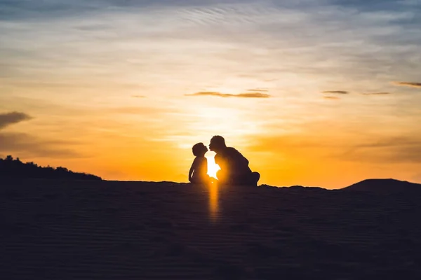 Mother with son at the desert — Stock Photo, Image