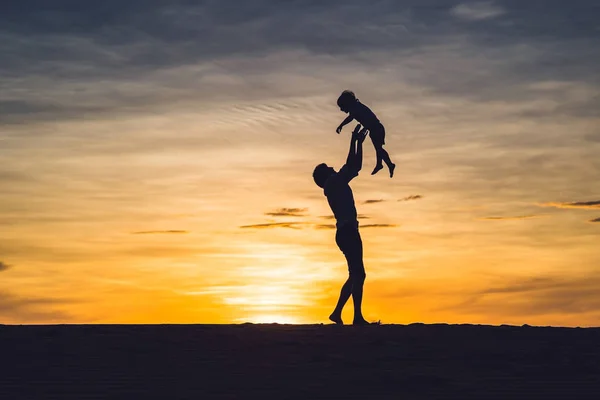 Vader en zoon op de rode woestijn bij dageraad — Stockfoto