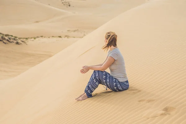 Mujer joven en el desierto — Foto de Stock