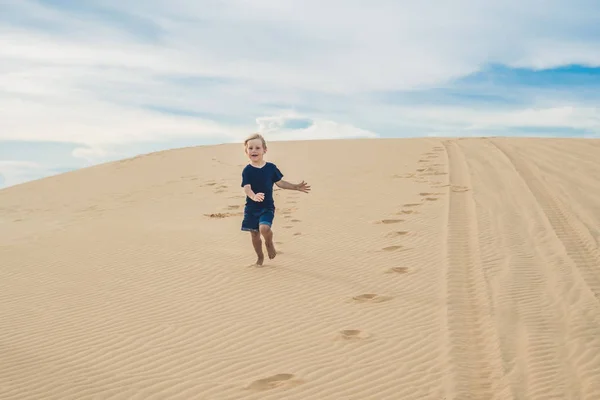 Anak kecil di padang pasir — Stok Foto