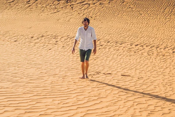 Un hombre perdido en el desierto rojo — Foto de Stock