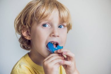 Üç yaşında çocuk gösterileri myofunctional eğitmen ağız aydınlatmak için