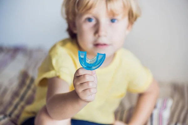 Niño de tres años muestra entrenador miofuncional para iluminar la boca — Foto de Stock