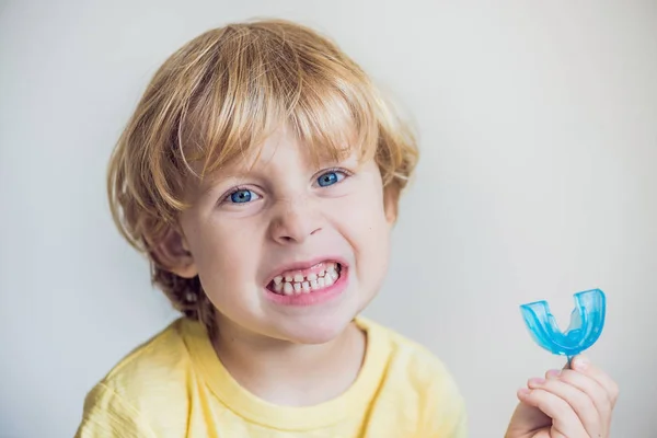 Anak laki-laki berusia tiga tahun menunjukkan pelatih miofungsional untuk menerangi mulut — Stok Foto
